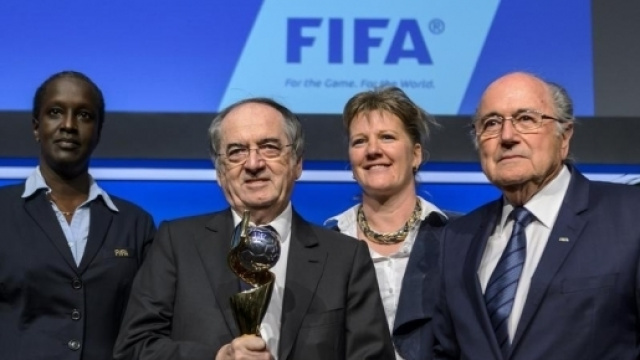 Noël Le Graet, Brigitte Henriques et Sepp Blatter lors de l'attribution à la France de la Coupe du monde féminine en 2019. © FABRICE COFFRINI/AFP