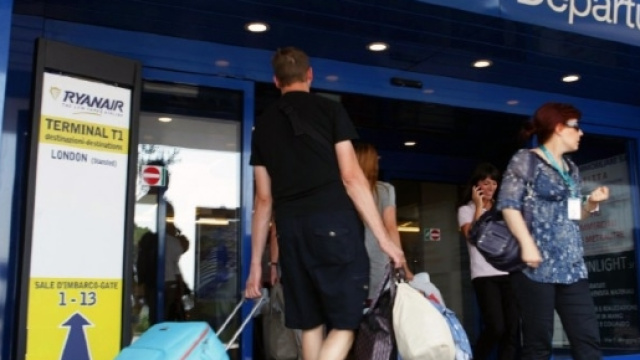 Partenze in aeroporto. Foto Agensir