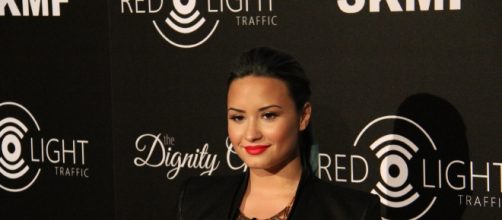 Demi Lovato poses on the red carpet. [Image Credit: Neon Tommy/Flickr]