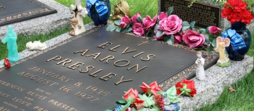 Elvis Presley grave, name mistake. [Photo Credit:Attribution by Pastor Sam/Wikimedia Commons]