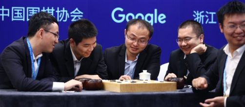 Giocatori a The Future of Go Summit con AlphaGo e DeepMind di Google