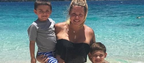 Kailyn Lowry poses with her sons in St. Thomas. [Photo via Instagram]