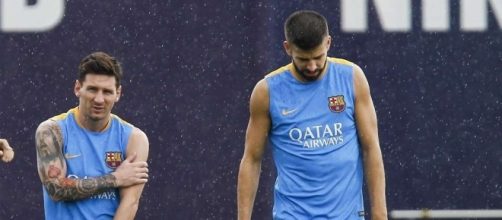 Lionel Messi plays joke on Gerard Pique in training | GiveMeSport - givemesport.com