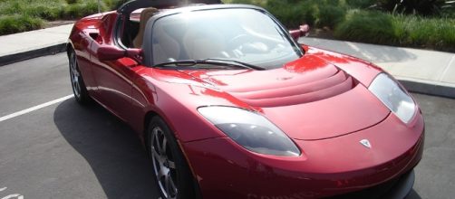 Tesla Roadster by fogcat5/Wikimedia Commons