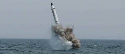 Test di un missile balistico nordcoreano effettuato da un sottomarino 'Sinpo'