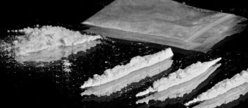 Una dose di cocaina preparata in strisce per essere sniffata