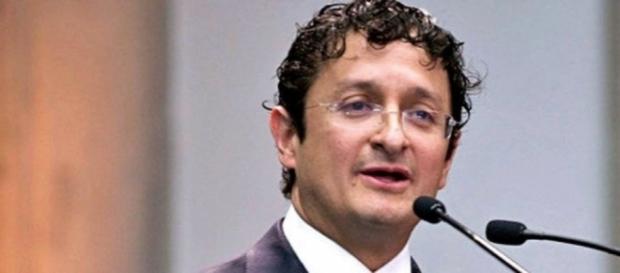 A Virgilio Andrade le dieron el dinero de los damnificados A Virgilio Andrade le dieron el dinero de los damnificados