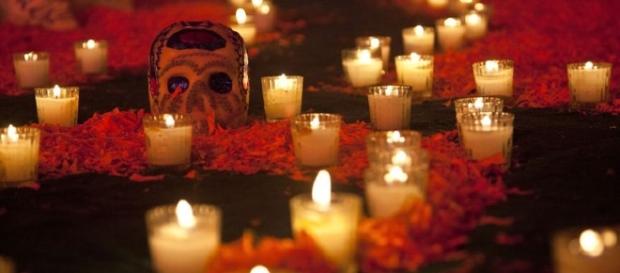 Las veladoras y la calavera de azúcar. Las veladoras y la calavera de azúcar.