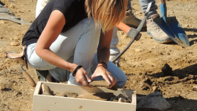 archeologa al lavoro nel sito del teatro (foto elio di bella)
