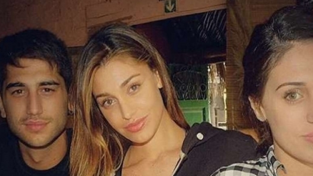 Belen Rodriguez con il fratello Jeremias e la sorella Cecilia