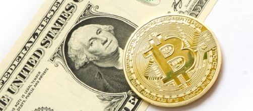 Bitcoin and the US dollar [Image Credits: tombark / Pixabay]