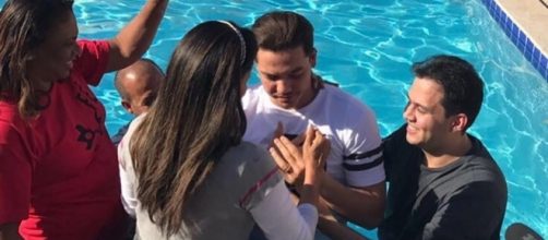 Cantor é batizado por pastor evangélico