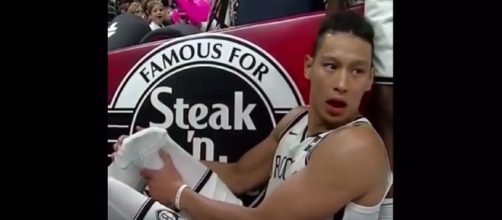 Jeremy Lin suffered a knee injury during the game against the Pacers. [Image Credit:PG Savage TV/YouTube]