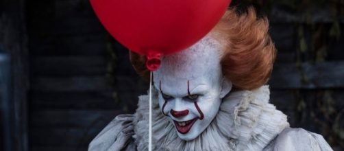 Pennywise, il clown ballerino con in mano un palloncino rosso (fonte Facebook )