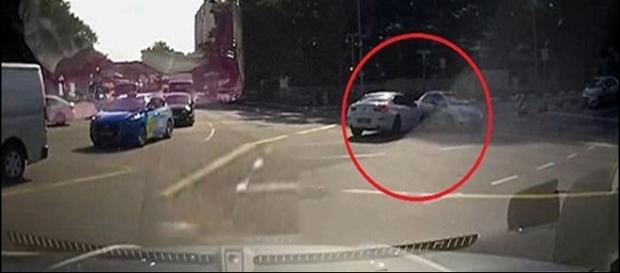 Carro aparece de repente em cruzamento da Singapura. Veja o vídeo (Divulgação) Carro aparece de repente em cruzamento da Singapura. Veja o vídeo (Divulgação)