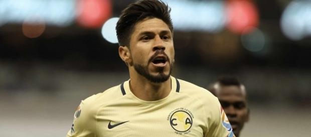 El delantero mexicano Oribe Peralta marcó ayer el primer gol del América en el Clásico El delantero mexicano Oribe Peralta marcó ayer el primer gol del América en el Clásico