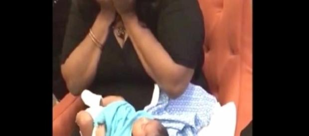 Mãe percebe que bebê esta duas roupas e chora Mãe percebe que bebê esta duas roupas e chora