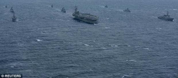 Marina SUA desfășoară manevre militare la granița maritimă cu Coreea de Nord în zonă fiind portavionul USS Ronald Reagan - Foto: Daily Mail Marina SUA desfășoară manevre militare la granița maritimă cu Coreea de Nord în zonă fiind portavionul USS Ronald Reagan - Foto: Daily Mail