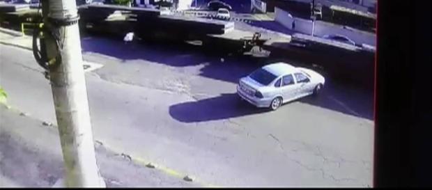 Momento de acidente envolvendo um pedestre e um trem em Barra Mansa Momento de acidente envolvendo um pedestre e um trem em Barra Mansa