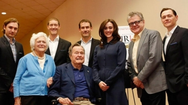 La foto dello "scandalo": Heather Lind &egrave; vicina a Bush quando lui la tocca "da dietro"