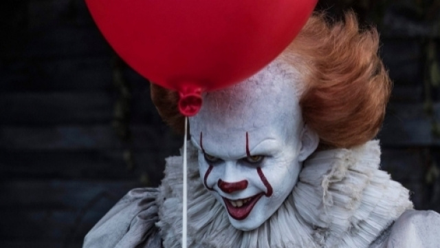 Pennywise, il clown ballerino con in mano un palloncino rosso (fonte Facebook )