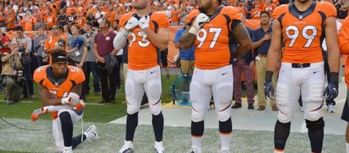 9 powerful photos of the 18 NFL players who protested during the ... - (Image Credit: Usatoday.com/Youtube)