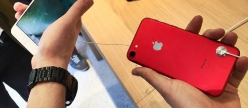 Best Buy offering iPhone 7 and iPhone 7 Plus (PRODUCT) RED at discounted price / Photo via Marco Verch, Flickr