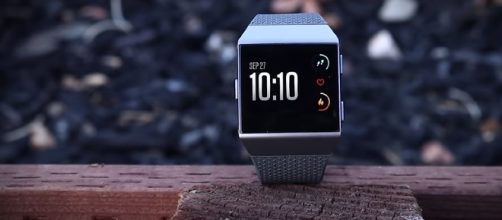 Fitbit Ionic - YouTube/RIZKNOWS Channel