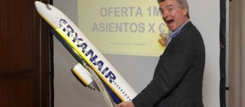 Il presidente di Ryanair Michael O'Leary sembra compiere un gesto eloquente nei confronti dei propri dipendenti