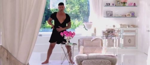 Jax Taylor admits that he feels out of place at Lisa Vanderpump's extravagant home Image via Bravo/YouTube screencap]