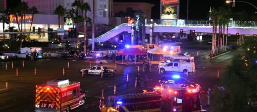 Un uomo ha aperto il fuoco a Las Vegas: http://www.ilpost.it/2017/10/02/sparatoria-las-vegas/attacco-las-vegas-16/