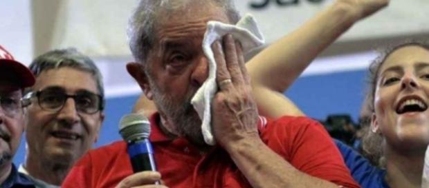 54% dos brasileiros querem sua prisão do ex-presidente Lula 54% dos brasileiros querem sua prisão do ex-presidente Lula