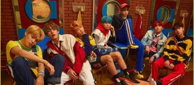 BTS free group promotional teaser for "DNA" (via Big Hit Entertainment) BTS free group promotional teaser for "DNA" (via Big Hit Entertainment)