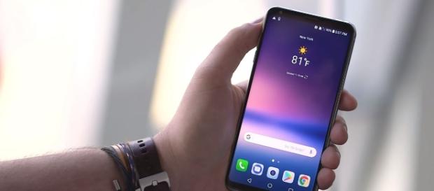 LG V30 first look (Image Credit: The Verge / YouTube screencap) LG V30 first look (Image Credit: The Verge / YouTube screencap)