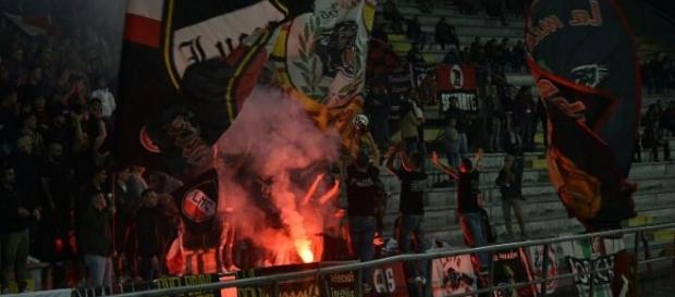 Nella foto: i tifosi della Lucchese Nella foto: i tifosi della Lucchese