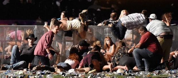 Público se desespera ao tentar se salvar dos tiros Público se desespera ao tentar se salvar dos tiros