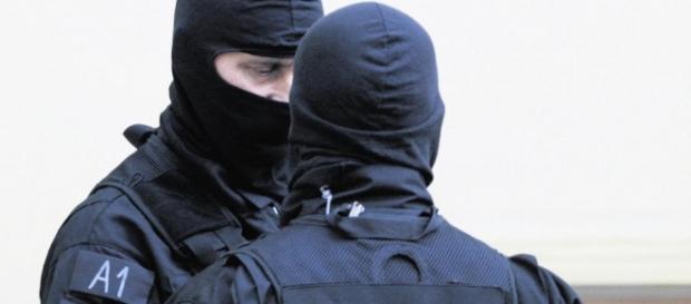 Szok! Kierownictwo sądu w kajdankach za łapówki (fot. wdolnymslasku.com) Szok! Kierownictwo sądu w kajdankach za łapówki (fot. wdolnymslasku.com)