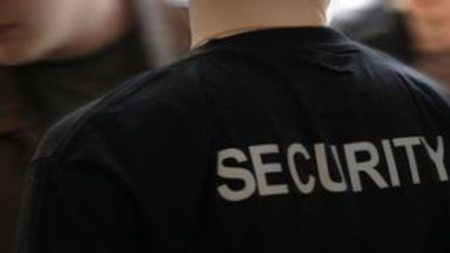 Buttafuori, o meglio, security.