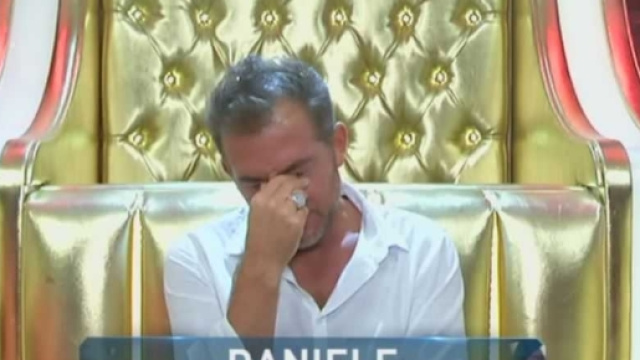 Daniele Bossari piange in confessionale al GF Vip 2