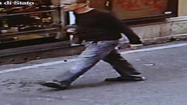Le immagini del presunto molestatore riprese dalle telecamere e diffuse dalla squadra mobile.Fonte:http://www.leggo.it/