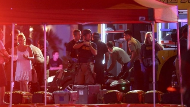 Nella citt&agrave; simbolo del divertimento negli Usa, un cittadino americano ha compiuto la strage pi&ugrave; grande del Dopoguerra