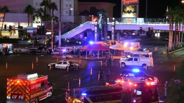 Un uomo ha aperto il fuoco a Las Vegas: http://www.ilpost.it/2017/10/02/sparatoria-las-vegas/attacco-las-vegas-16/