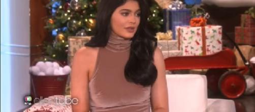 Kylie Jenner attempts to hide baby bump, yet again. Image credit:TheEllenShow/Youtube screenshot