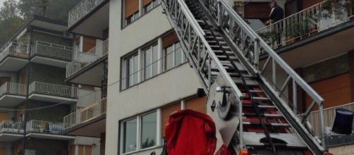 La palazzina a Como dove un papà ha dato fuoco alla casa: è morto con 3 figlie. Foto: Twitter