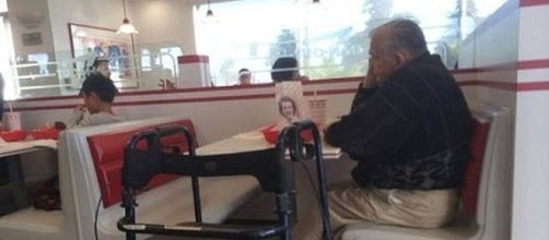 Man eats with photo of deceased wife in public restaurant [Image Credit: nollyvines/YouTube screenshot]