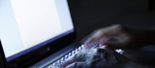 Un 65enne esperto di informatica creava su Facebook falsi profili di belle donne pronte a donarsi per un incontro a pagamento
