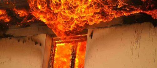 Uomo da fuoco alla propria casa, morte tre bambine