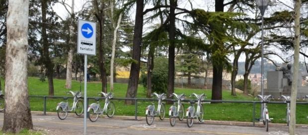 Esempio di parcheggio bike sharing (Verona) Esempio di parcheggio bike sharing (Verona)