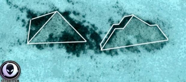 Google Earth image shows pyramid-like structures off the coast of Florida. Image via Secureteam10/Youtube. Google Earth image shows pyramid-like structures off the coast of Florida. Image via Secureteam10/Youtube.