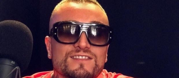 Guè Pequeno ha un messaggio per le nuove leve del rap italiano. Guè Pequeno ha un messaggio per le nuove leve del rap italiano.